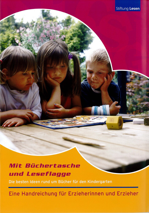 Mit Büchertasche und Leseflagge